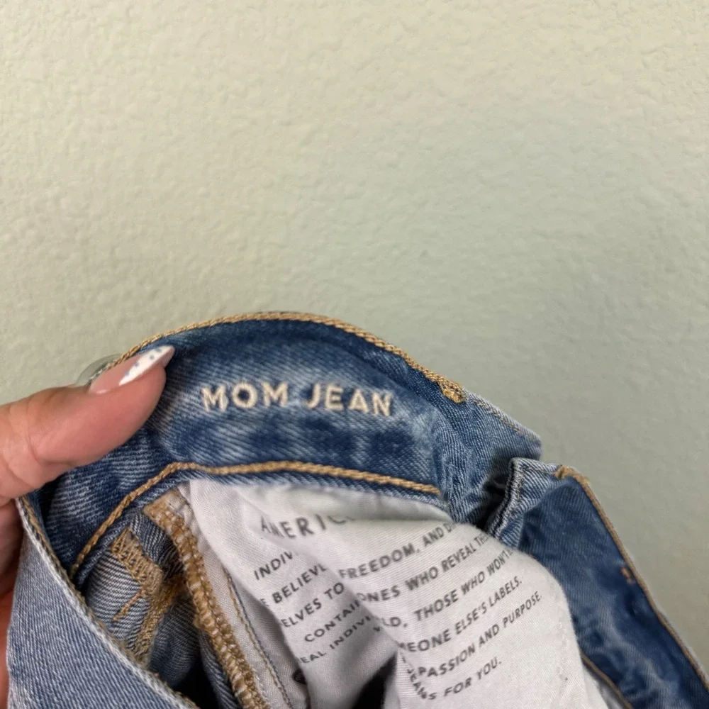 American Eagle High Waisted Mom Jeans Size 4 Short Light Wash Distressed Raw Hem